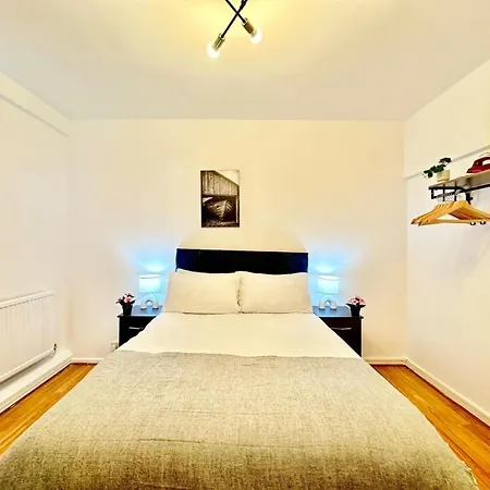 Two Bedroom Apartment Near Paddington Station
